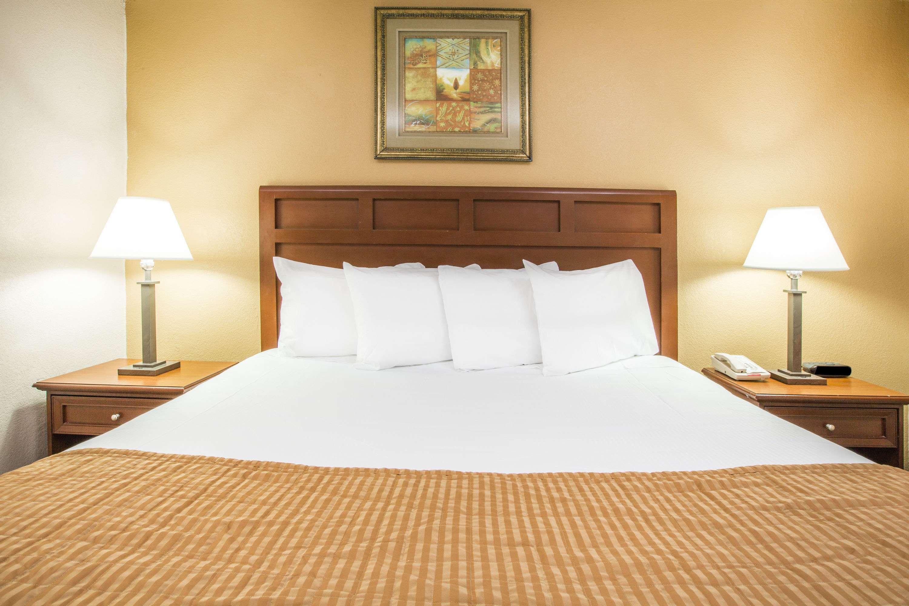 Baymont By Wyndham Mobile/ I-65 Hotel Buitenkant foto